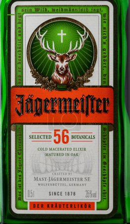 Foto de Kiev, Ucrania - 12 de marzo de 2024: Etiqueta y marca registrada de Jagermeister en botella, de cerca. Digestif alemán hecho con 56 hierbas y especias - Imagen libre de derechos