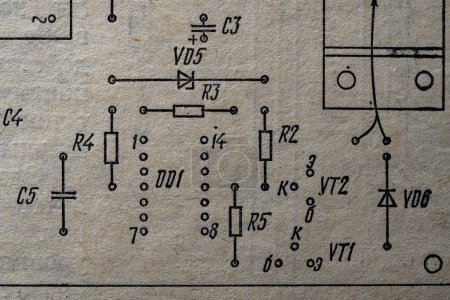 Téléchargez les photos : Ancien circuit radio imprimé sur un schéma électrique en papier vintage comme arrière-plan pour l'éducation, les industries de l'électricité. Système de radio électrique de l'URSS - en image libre de droit