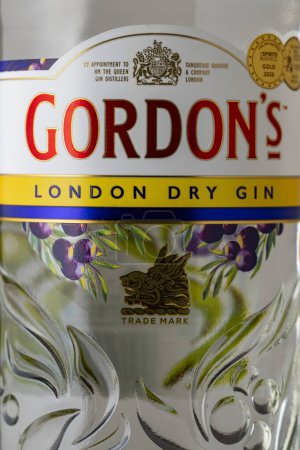 Foto de Kiev, Ucrania - 12 de marzo de 2024: Etiqueta y marca registrada de la ginebra de Gordon en botella, primer plano. Gordon 's es una marca de ginebra London Dry más vendida del mundo. Es propiedad de la compañía británica Diageo. - Imagen libre de derechos