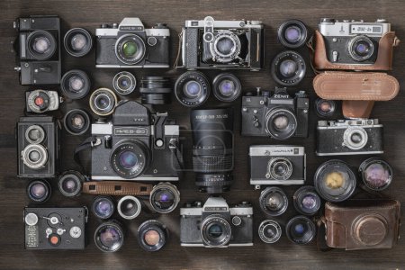 Foto de Kiev, Ucrania - 27 de octubre de 2023: varias cámaras de fotos vintage, película de 35 mm y lentes antiguas hechas en la URSS, de cerca, vista superior - Imagen libre de derechos