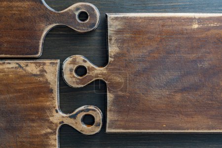 Téléchargez les photos : Trois vieilles planches à découper rétro de différentes formes sur fond bois, gros plan - en image libre de droit