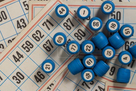 Foto de Mesa de juego de lotería de edad con cartas y barriles azules en la mesa, de cerca, vista superior - Imagen libre de derechos
