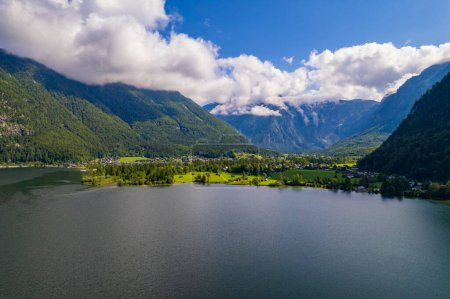 Foto de Vista aérea del lago, pueblo, campos verdes y bosque en las montañas Alpes Austria, viaje y concepto de naturaleza - Imagen libre de derechos