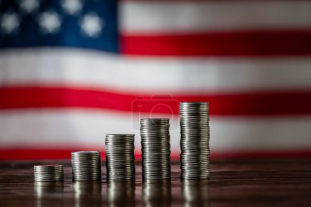 Téléchargez les photos : Des tours d'argent sur fond de drapeau américain, tout près. Concept de finance, d'entreprise, d'investissement et d'épargne - en image libre de droit