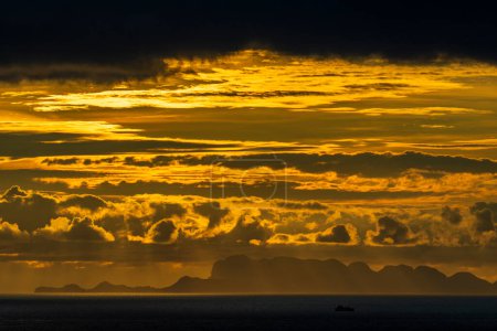 Téléchargez les photos : Coucher de soleil spectaculaire sur l'eau de mer sur l'île de Koh Phangan, Thaïlande. Concept de voyage et nature. Ciel nocturne, nuages orageux et eau de mer - en image libre de droit