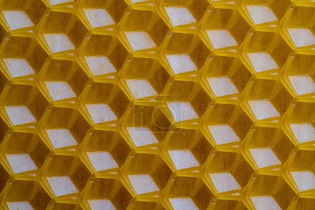 Téléchargez les photos : Texture de fond et motif de la section voshchina de nid d'abeille en cire d'abeille pour rempli de miel. Voshchina une base artificielle pour la construction de nids d'abeilles, feuille de cire des cellules - en image libre de droit