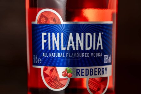 Foto de Kiev, Ucrania - Mar 12, 2024: Etiqueta y marca registrada en la botella de Finlandia todo sabor natural vodka Redberry. Finlandia es una marca de vodka producida en Finlandia a partir de cebada finlandesa de seis hileras - Imagen libre de derechos