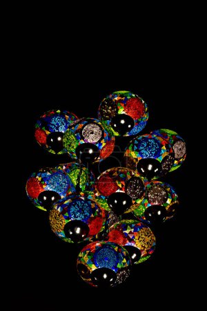 Foto de Tradicional vintage de lámparas turcas colgando en el techo por la noche. Exquisito colorido mosaico lámparas de vidrio, de cerca, Turquía - Imagen libre de derechos