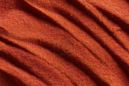 Kleine leuchtend orangefarbene Kristalle aus Kaliumdichromat, Nahaufnahme, abstrakter farbenfroher Hintergrund