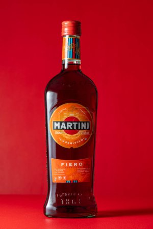 Téléchargez les photos : Kiev, Ukraine - Le 09 mai 2024 : Étiquette et marque déposée de Martini Fiero Vermouth sur une bouteille en verre, fermer. Produit Martini de marque alcool, le célèbre vermouth italien, produit à Turin - en image libre de droit