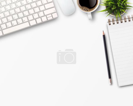 Foto de Flat lay Cuaderno en blanco, teclado de computadora, café, vasos y otros equipos de oficina en el escritorio de la oficina blanca. Vista superior con espacio de copia. - Imagen libre de derechos