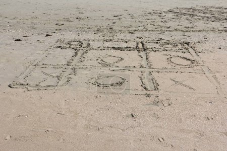 Téléchargez les photos : Gros plan d'un orteil tiktok fini dans le sable de la plage - en image libre de droit
