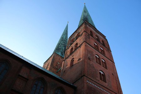 Historische alte Kirche in Lübeck aus der Vogelperspektive mit strahlend blauem Himmel