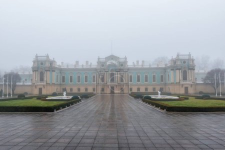 Téléchargez les photos : Palais Mariinsky à Kiev dans la journée brumeuse. Ukraine - en image libre de droit