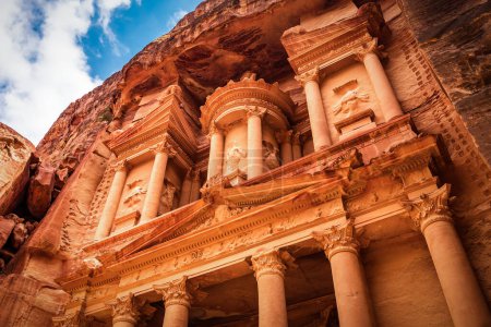 Foto de Al Jazneh - el templo del tesoro, antigua ciudad de Petra, Jordania - Imagen libre de derechos