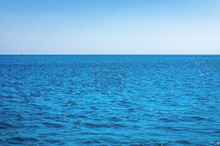 Foto de Azul calma mar océano agua y cielo - Imagen libre de derechos