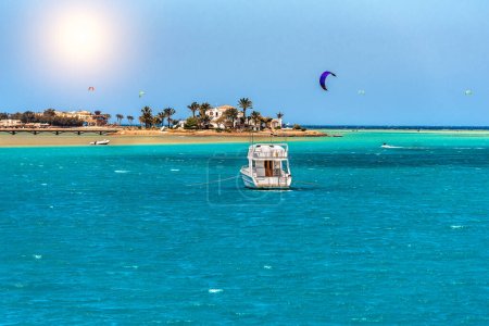 Vista de un yate y una hermosa isla y muchos surfistas de cometas en el Mar Rojo en Egipto. Tema vacaciones de verano