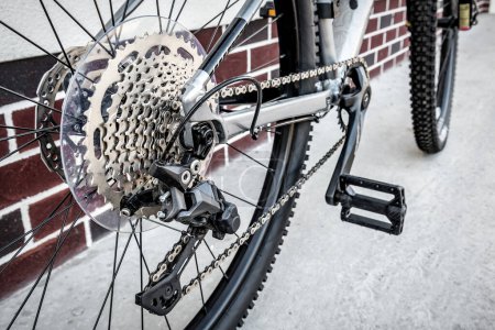Téléchargez les photos : Nouveaux engrenages de vélo professionnels, frein à disque et dérailleur arrière - en image libre de droit