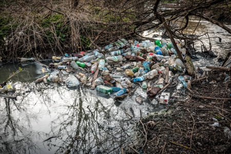 Téléchargez les photos : Les déchets plastiques dans la rivière, concept de pollution et de problème environnemental - en image libre de droit