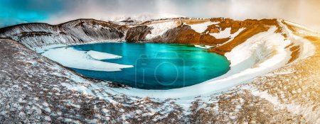 Lago azul en cráter del volcán al atardecer. Islandia. Hermoso paisaje