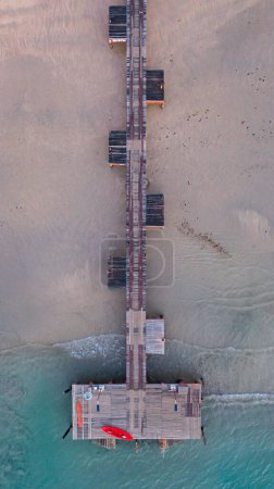 Foto de Un puente del muelle que se extiende sobre una playa de arena en el mar, Koh Mak, provincia de Trat, Tailandia. - Imagen libre de derechos