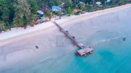 Foto de Un puente del muelle que se extiende sobre una playa de arena en el mar, Koh Mak, provincia de Trat, Tailandia. - Imagen libre de derechos