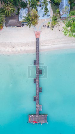 Foto de Puente de Jetty que se extiende en el hermoso mar de Koh Mak, provincia de Trat, Tailandia. - Imagen libre de derechos
