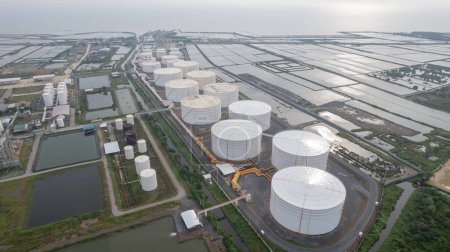 Foto de Reserva de almacenamiento de petróleo de la refinería de petróleo - Imagen libre de derechos