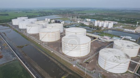 Foto de Reserva de almacenamiento de petróleo de la refinería de petróleo - Imagen libre de derechos