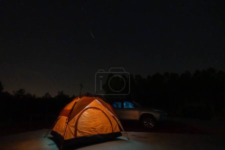 Téléchargez les photos : Ciel étoilé nocturne avec piste iss au-dessus - en image libre de droit