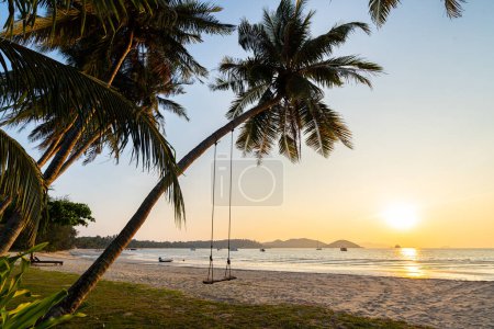 Foto de Vista al atardecer de la playa con cocoteros en la playa de arena en Koh Mak, Tailandia. - Imagen libre de derechos