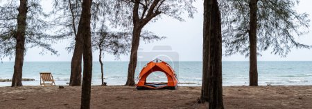 Foto de Camping en una tienda de campaña en la playa junto al mar - Imagen libre de derechos