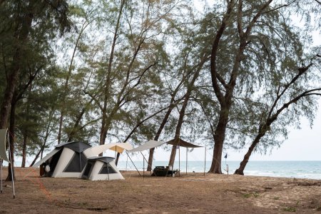 Foto de Camping en una tienda de campaña en la playa junto al mar - Imagen libre de derechos