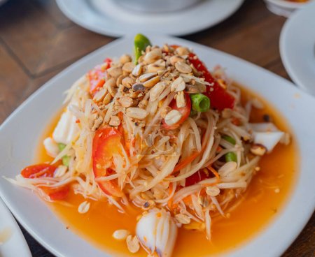 Foto de Ensalada de papaya Somtam es una comida tailandesa que los tailandeses les gusta comer. - Imagen libre de derechos