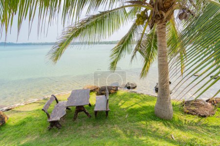 Foto de Una mesa relajante bajo un cocotero en la tranquila playa de Koh Mak, provincia de Trat, Tailandia. - Imagen libre de derechos