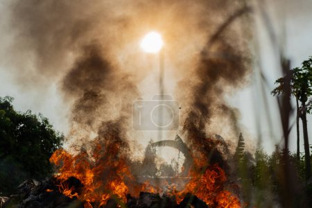 Foto de El fuego está ardiendo en una pila de basura, causando PM.2.5. - Imagen libre de derechos
