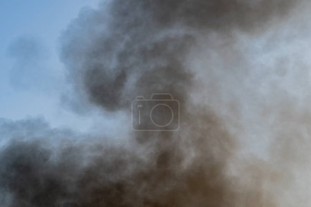 Foto de El humo de la quema de basura está subiendo a la atmósfera. causando el calentamiento global pm.5 - Imagen libre de derechos
