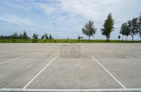 Foto de Estacionamientos públicos que están vacíos en los días en que no hay personas. - Imagen libre de derechos