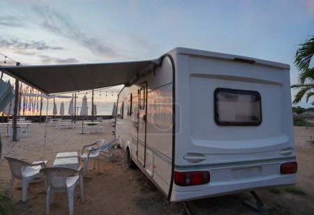 Foto de Autocaravanas acampando junto al mar por la mañana. - Imagen libre de derechos