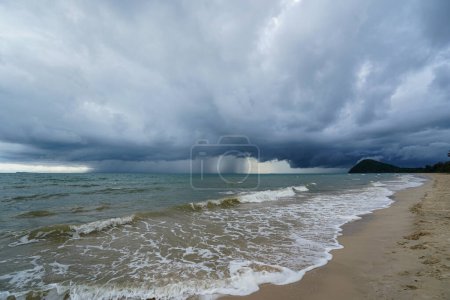 Foto de Una tormenta se estaba gestando en el mar, soplándole hacia la orilla. - Imagen libre de derechos