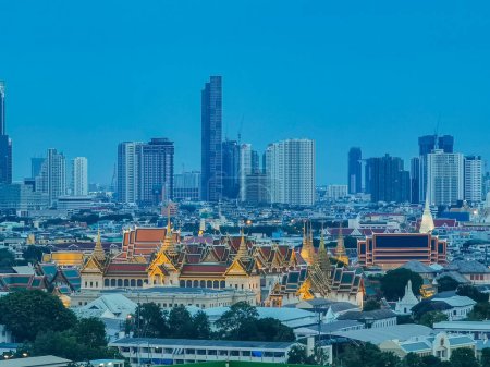 Foto de Wat Phra Kaew en Bangkok es un lugar famoso que a los turistas les gusta visitar. Asia Tailandia - Imagen libre de derechos