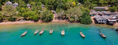 Foto de Barcos pesqueros de los aldeanos atracados en Koh Lanta, provincia de Krabi, Tailandia. - Imagen libre de derechos