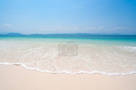 Foto de Hermosa playa de arena y agua de mar y olas en el sur de Tailandia, Asia - Imagen libre de derechos