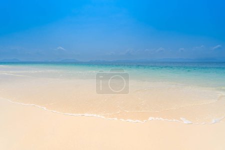 Foto de Hermosa playa de arena y agua de mar y olas en el sur de Tailandia, Asia - Imagen libre de derechos