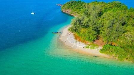 Foto de Hermosa playa de arena y barcos de cola larga de la isla de Japón en el mar de Andamán, provincia de Ranong, sur de Tailandia, Asia. - Imagen libre de derechos