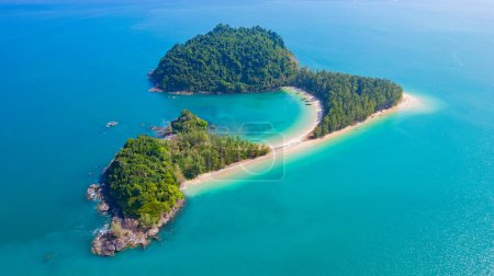 Blick auf die Insel Kamtok oder Koh Kamtok in der Andamanensee, blaues Wasser der Provinz Ranong, Thailand, Asien