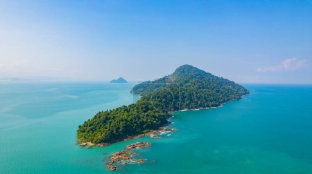 Vista de la isla de Kam Yai en el mar de Andamán, provincia de Ranong, sur de Tailandia, Asia