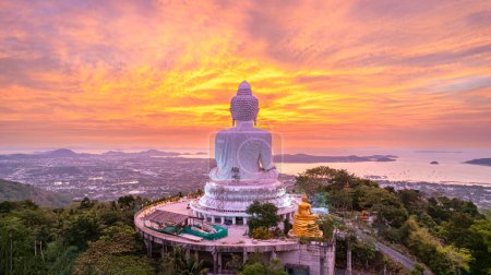 Foto de Salida del sol en el Gran Buda situado en la cima de una montaña es un lugar pintoresco en la provincia de Phuket, Tailandia, Asia. - Imagen libre de derechos