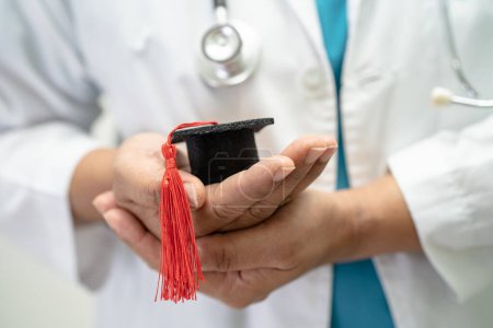 Téléchargez les photos : Asiatique médecin étude apprendre avec diplôme chapeau lacune dans la salle d'hôpital, intelligent génie éducation médecine concept. - en image libre de droit