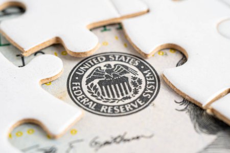 Foto de FED El Sistema de la Reserva Federal con papel rompecabezas, el sistema de banca central de los Estados Unidos de América. - Imagen libre de derechos